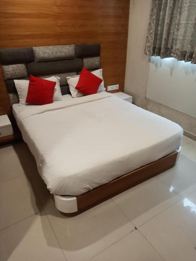 Hotel Madhav Villa Ahmadábád Kültér fotó