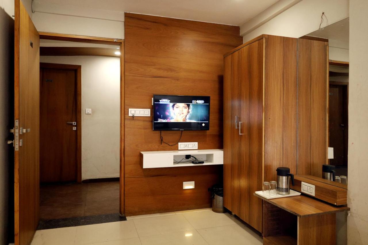 Hotel Madhav Villa Ahmadábád Kültér fotó